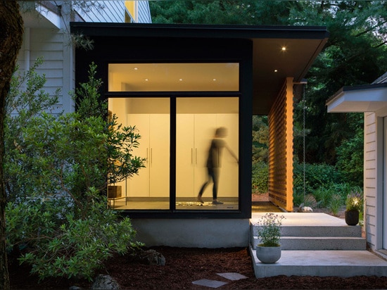 La maison de la moitié du siècle dans le Massachusetts obtient un regard mis à jour