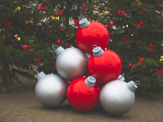 Pyramides de boules : des décorations de Noël spectaculaires pour les espaces publics et pas seulement