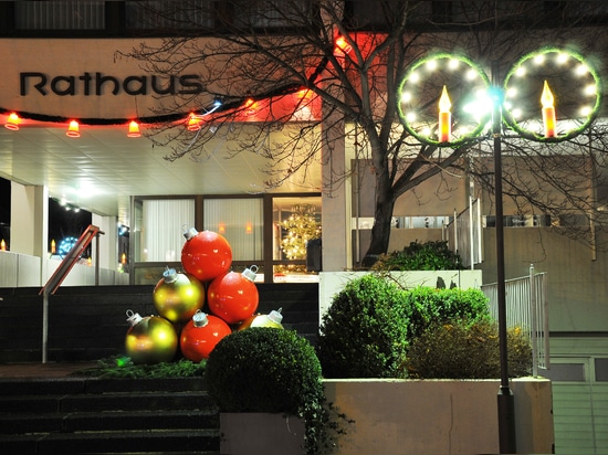 Pyramides de boules : des décorations de Noël spectaculaires pour les espaces publics et pas seulement