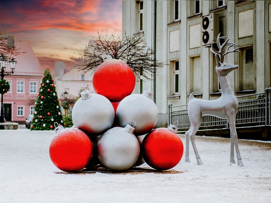 Pyramides de boules : des décorations de Noël spectaculaires pour les espaces publics et pas seulement