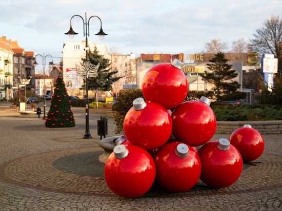 Pyramides de boules : des décorations de Noël spectaculaires pour les espaces publics et pas seulement