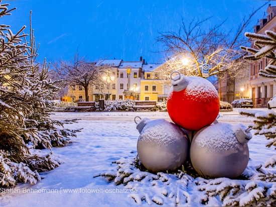 Pyramides de boules : des décorations de Noël spectaculaires pour les espaces publics et pas seulement