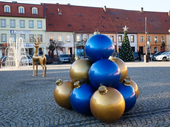 Pyramides de boules : des décorations de Noël spectaculaires pour les espaces publics et pas seulement