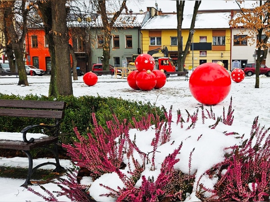 Pyramides de boules : des décorations de Noël spectaculaires pour les espaces publics et pas seulement
