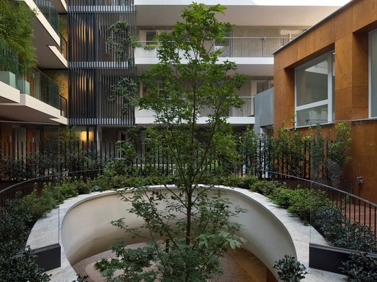 Les arbres se développent par deux ? yeux elliptiques ? d'un jardin suspendu à ce bâtiment