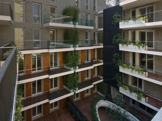 Les arbres se développent par deux ? yeux elliptiques ? d'un jardin suspendu à ce bâtiment