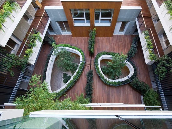 Les arbres se développent par deux ? yeux elliptiques ? d'un jardin suspendu à ce bâtiment