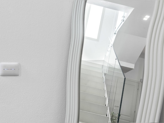 La technologie AVE améliore une villa italienne grâce à la domotique et aux interrupteurs tactiles