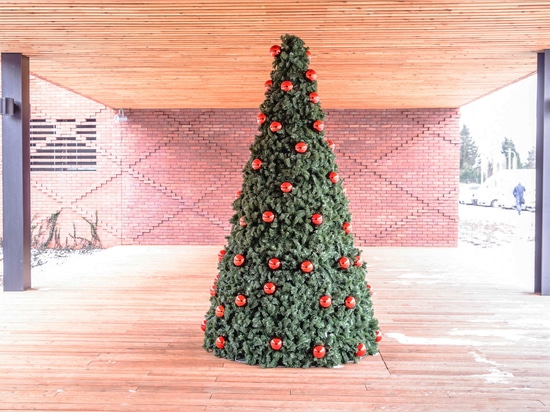 Couvertures de sapin de Noël : une idée géniale pour les tours de fleurs en hiver