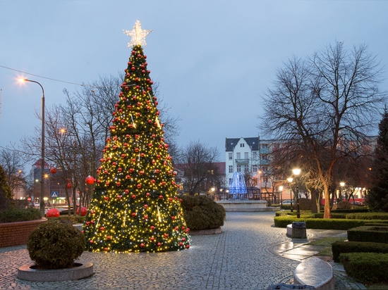 Couvertures de sapin de Noël : une idée géniale pour les tours de fleurs en hiver