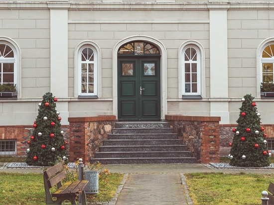 Couvertures de sapin de Noël : une idée géniale pour les tours de fleurs en hiver