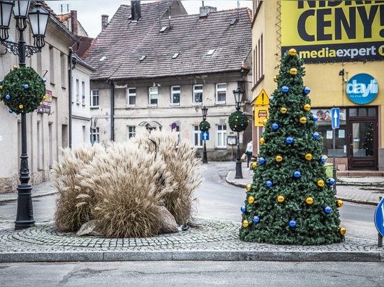 Couvertures de sapin de Noël : une idée géniale pour les tours de fleurs en hiver