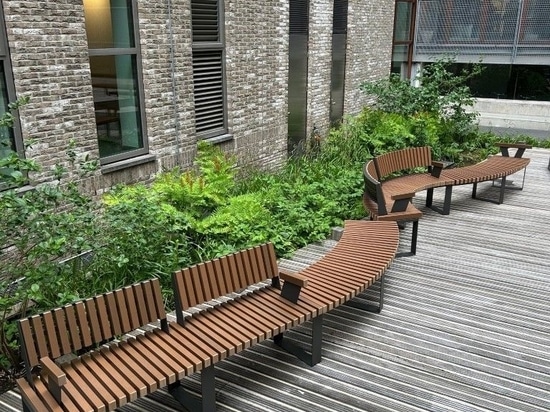 Banc Málaga avec des lattes en bois synthétique WPC (Wood Plastic Composite) dans la cour du World Trade Centre aux Pays-Bas.