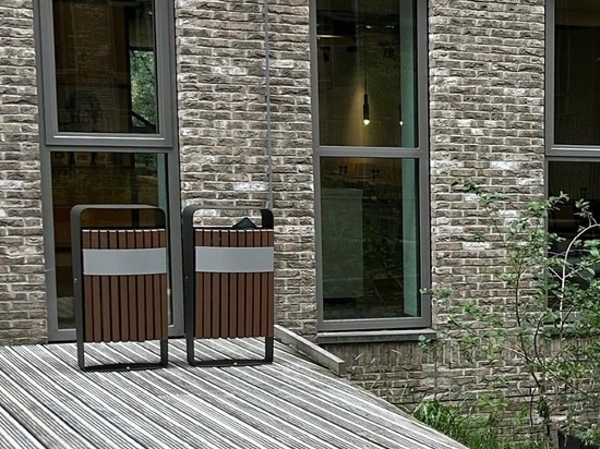 Corbeille de tri sélectif Málaga avec des lattes en bois synthétique WPC (Wood Plastic Composite) et une structure en acier galvanisé dans la cour du World Trade Centre aux Pays-Bas.