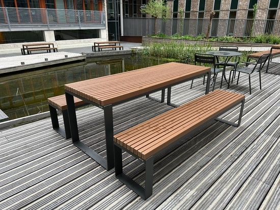 Tables de pique-nique Málaga avec des planches en bois synthétique WPC (Wood Plastic Composite) dans la cour centrale du World Trade Centre aux Pays-Bas.