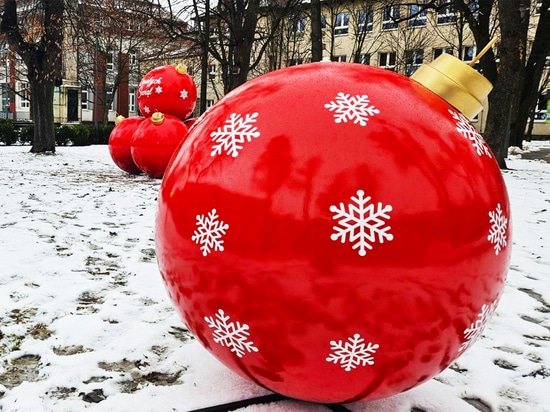 Les boules XXL dans l'espace urbain : une décoration originale qui ravit