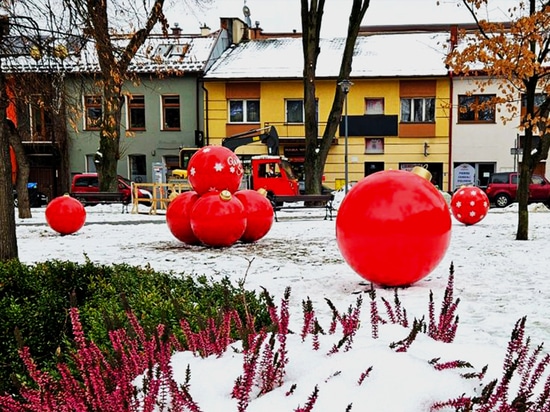 Les boules XXL dans l'espace urbain : une décoration originale qui ravit