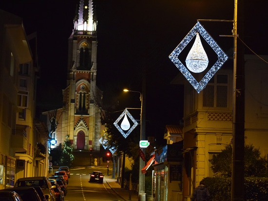 Décorations ajourées et boules de sapin pour lampadaires
