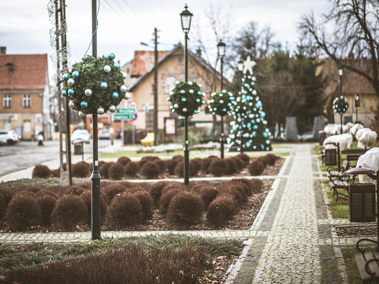 Décorations ajourées et boules de sapin pour lampadaires