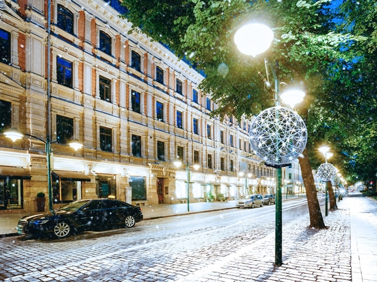 Décorations ajourées et boules de sapin pour lampadaires