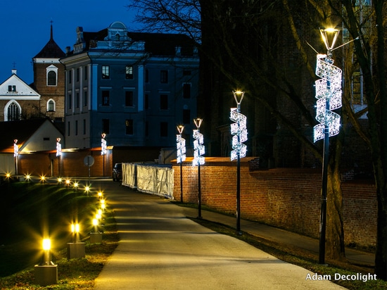 Décorations ajourées et boules de sapin pour lampadaires