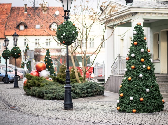Décorations ajourées et boules de sapin pour lampadaires