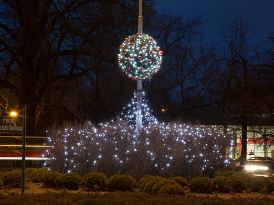 Décorations ajourées et boules de sapin pour lampadaires