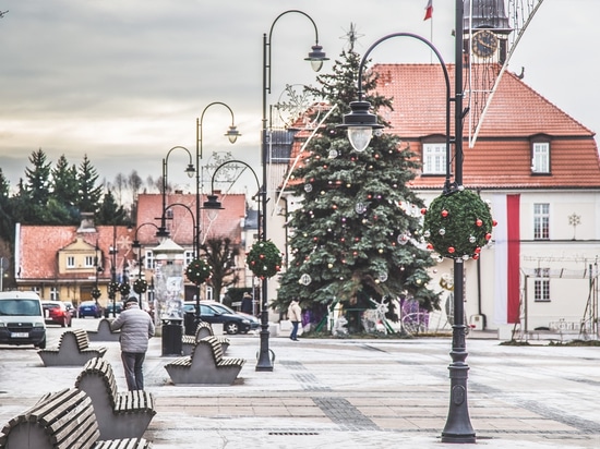 Décorations ajourées et boules de sapin pour lampadaires