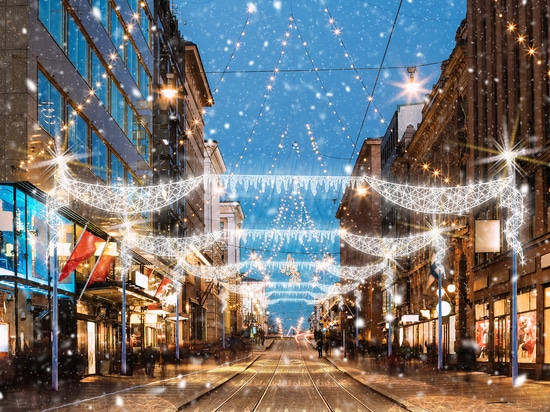 Décorations ajourées et boules de sapin pour lampadaires