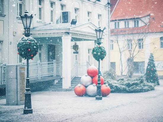 Décorations ajourées et boules de sapin pour lampadaires