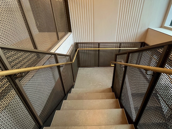 Cage d'escalier à New York : Le grillage tissé rencontre le luxe moderne