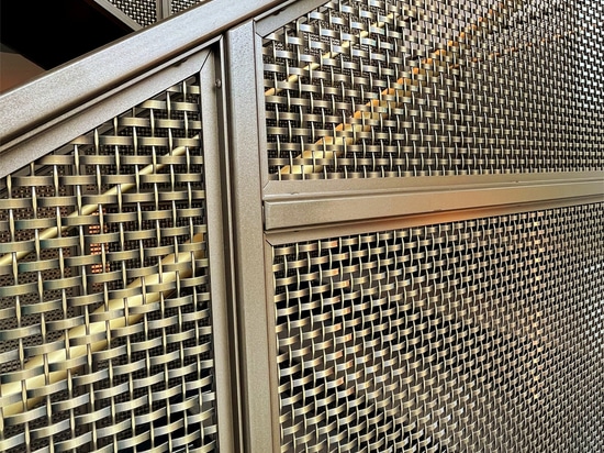 Cage d'escalier new-yorkaise avec mains courantes en treillis métallique tissé