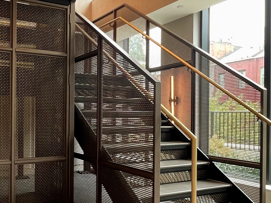 Cage d'escalier à New York : Le grillage tissé rencontre le luxe moderne