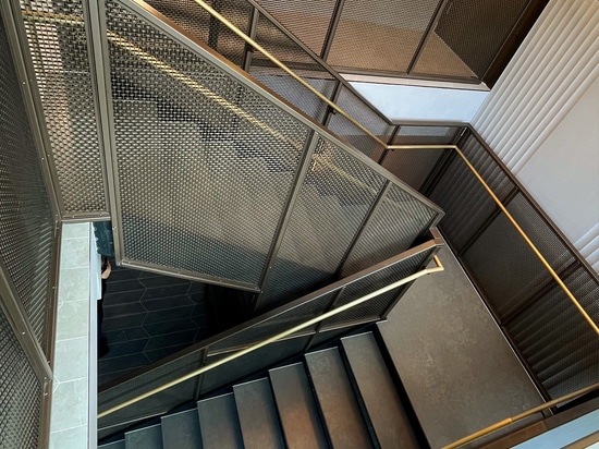 Une cage d'escalier new-yorkaise qui met en valeur l'élégance du grillage tissé