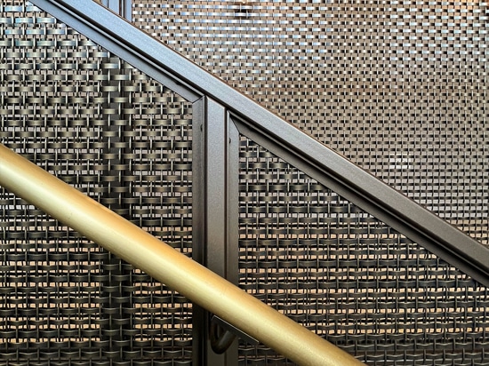 Cage d'escalier new-yorkaise avec mains courantes en treillis métallique tissé