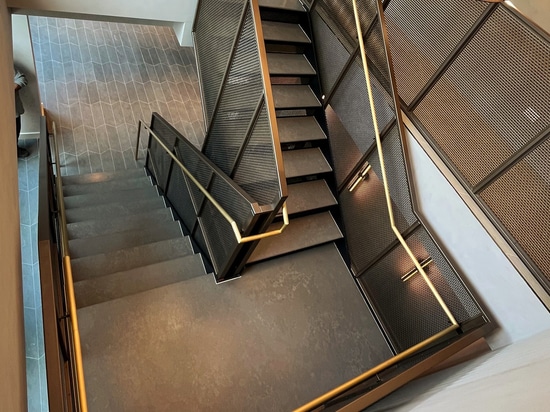 Cage d'escalier à New York : Le grillage tissé rencontre le luxe moderne