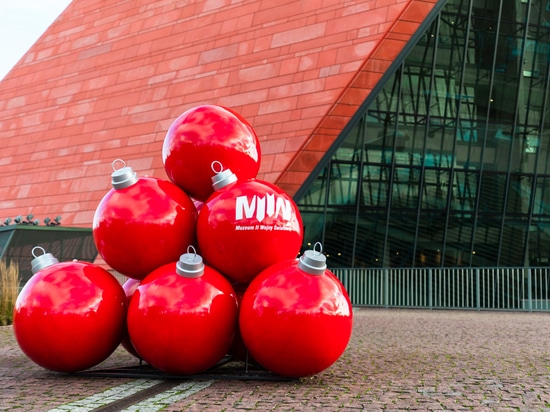 Pyramides de boules XXL : un accent festif moderne pour les espaces publics