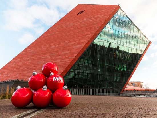 Pyramides de boules XXL : un accent festif moderne pour les espaces publics