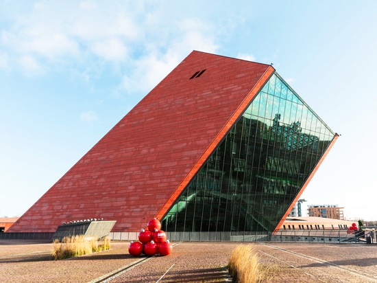Pyramides de boules XXL : un accent festif moderne pour les espaces publics