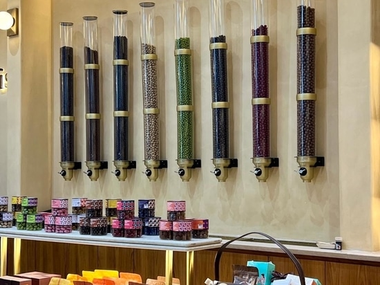 Distributeurs de bonbons en vrac dorés sur mesure : Une solution murale pour les magasins de luxe
