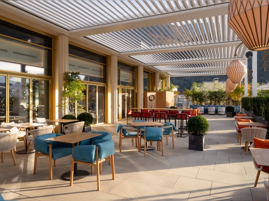 KE réalise le rooftop d’excellence du nouveau Falkensteiner WaltherPark à Bolzano : une oasis de design et de confort avec une vue unique sur les Dolomites
