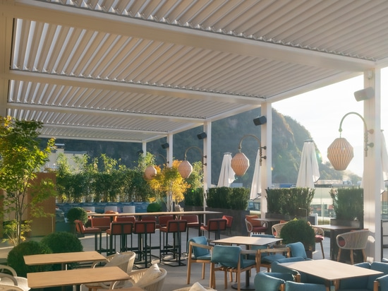 KE réalise le rooftop d’excellence du nouveau Falkensteiner WaltherPark à Bolzano : une oasis de design et de confort avec une vue unique sur les Dolomites