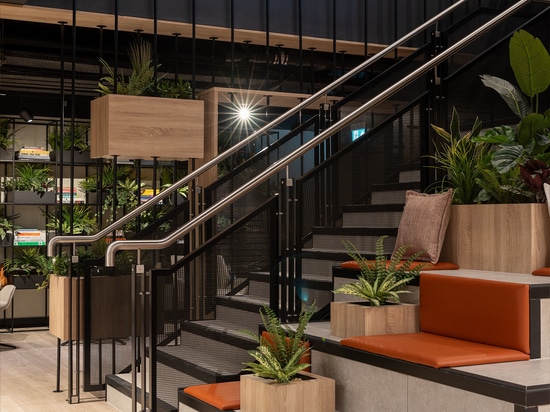 Le treillis métallique architectural Banker LPZ-71 améliore la conception des escaliers grâce à des lignes épurées, des matériaux durables et un aspect contemporain idéal pour les espaces résidenti...