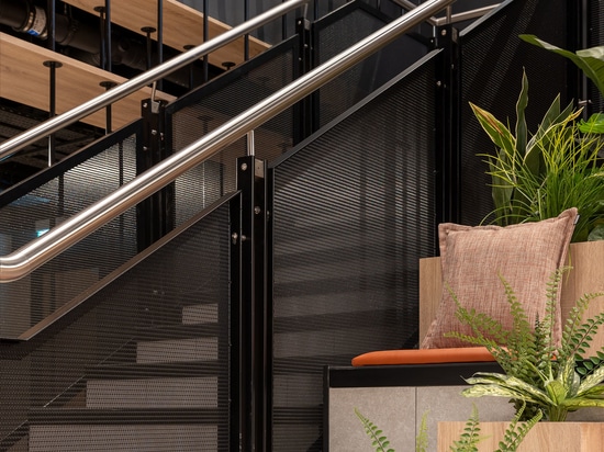 Le treillis métallique architectural Banker LPZ-71 améliore la conception des escaliers grâce à des lignes épurées, des matériaux durables et un aspect contemporain idéal pour les espaces résidenti...