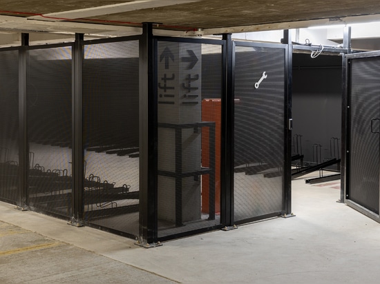 L'espace de rangement sécurisé pour les vélos utilise des panneaux en treillis métallique tissé LPZ-71 durables pour assurer la visibilité, la ventilation et une protection durable.
