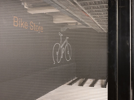 L'espace de rangement sécurisé pour les vélos utilise des panneaux en treillis métallique tissé LPZ-71 durables pour assurer la visibilité, la ventilation et une protection durable.