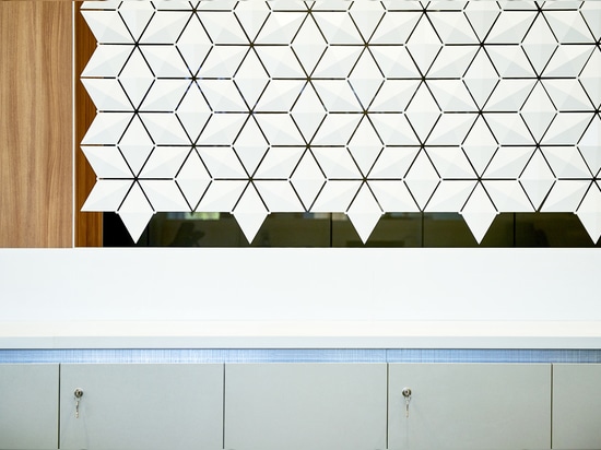 Un design de comptoir d’accueil sur mesure pour un environnement de santé