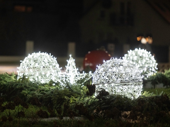 Les décorations de Noël ajourées comme point d'attraction des ronds-points urbains
