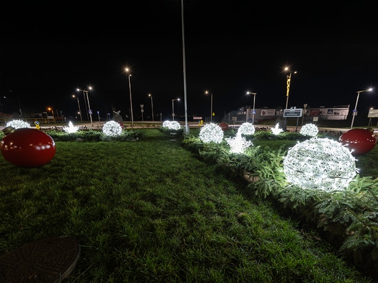 Les décorations de Noël ajourées comme point d'attraction des ronds-points urbains