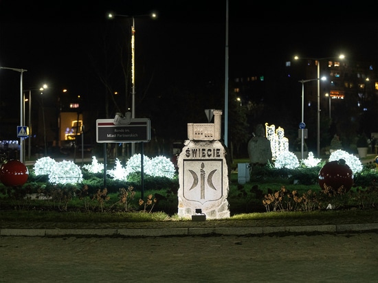 Les décorations de Noël ajourées comme point d'attraction des ronds-points urbains